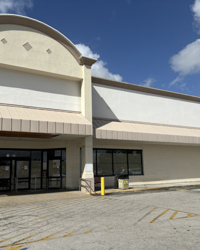 Exterior of the vacant retail building in Avon Park, Florida, before its renovation into an Aldi grocery store